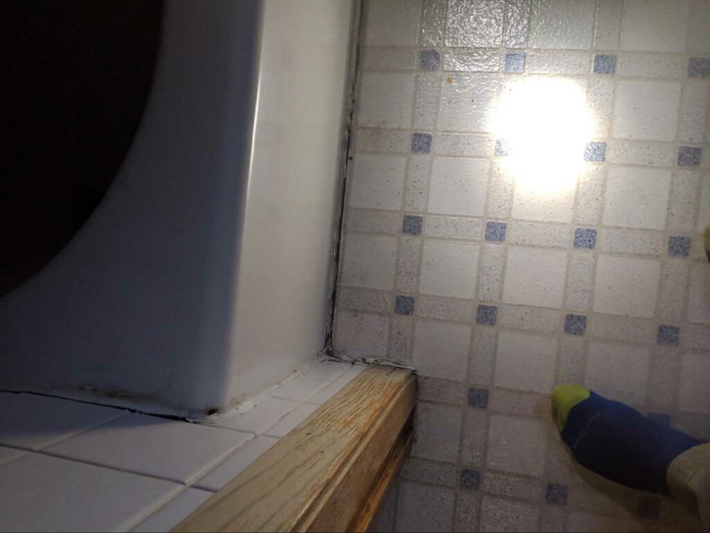 Cracking between bathtub and laminate floor