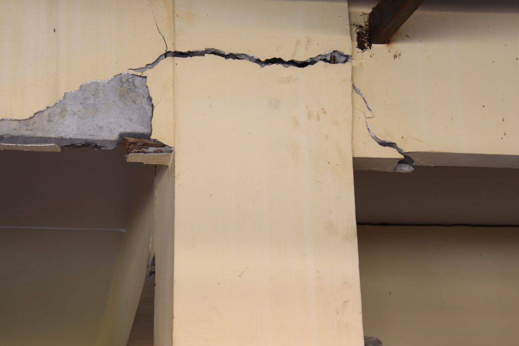 cracked column -structural defect 