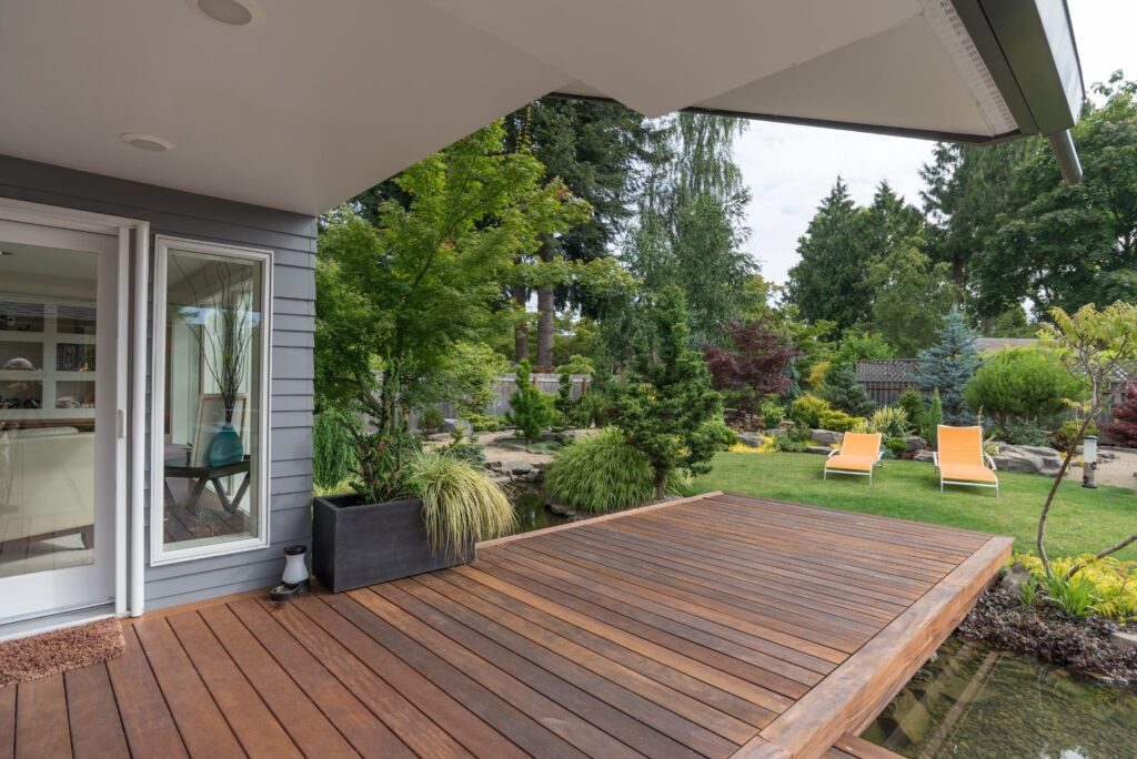 Freestanding deck